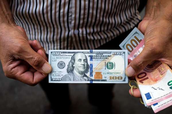 مع تزايد التوقعات برد إسرائيلي.. اضطراب سوق العملات وارتفاع أسعار السيارات والسلع في إيران