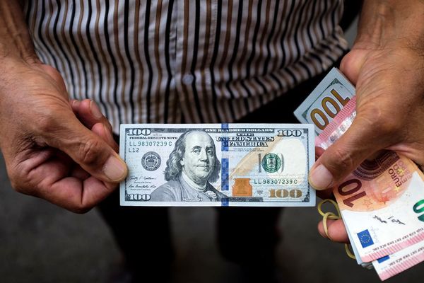 مع تزايد التوقعات برد إسرائيلي.. اضطراب سوق العملات وارتفاع أسعار السيارات والسلع في إيران