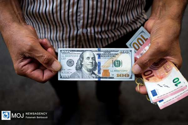 الدولار يتجاوز 230 ألف تومان في السوق الحرة الإيرانية