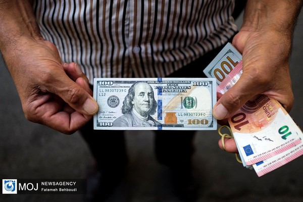 الدولار يتجاوز 230 ألف تومان في السوق الحرة الإيرانية