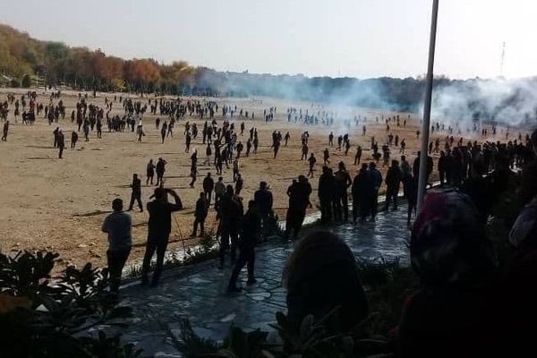 استمرار الاحتجاجات في أصفهان.. وقوات الأمن تطلق الغاز المسيل للدموع صباح اليوم
