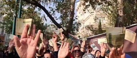 فرهنگیان بازنشسته مقابل دفتر پزشکیان تجمع اعتراضی برگزار کردند