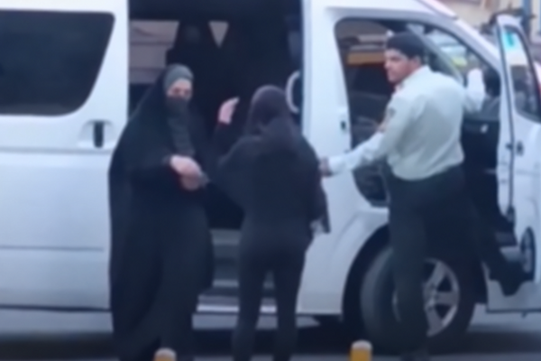 عودة دوريات "الإرشاد" إلى شوارع إيران عشية الذكرى السنوية لمقتل مهسا أميني على يد الأمن