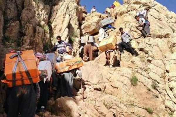 إصابة نحو 10 عتالين بنيران مباشرة من القوات المسلحة الإيرانية