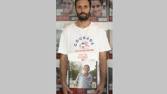 دانیل لیفشیتز عکسی از پدربزرگش اودد لیفشیتز که هنوز در غزه گروگان است در دست دارد.