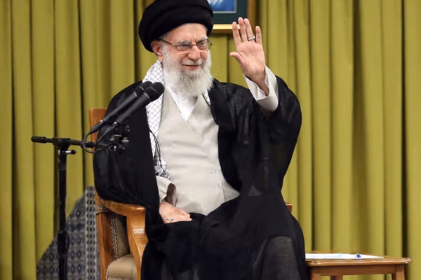 خامنهای درباره نقش زنان در خانه: سر ظهر غذا حاضر است، کی این کار را میکند؟