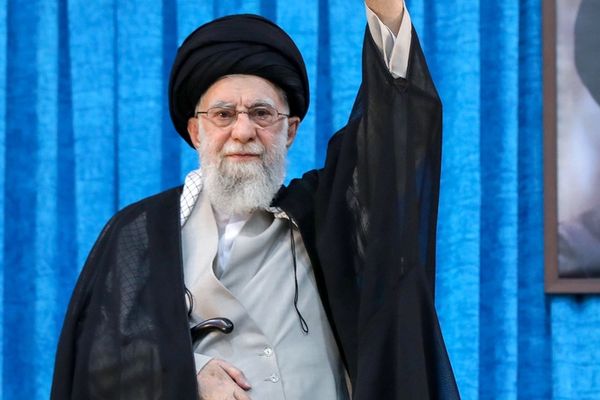 خامنئي ومقربون من النظام الإيراني يحذرون من عودة النظام الملكي