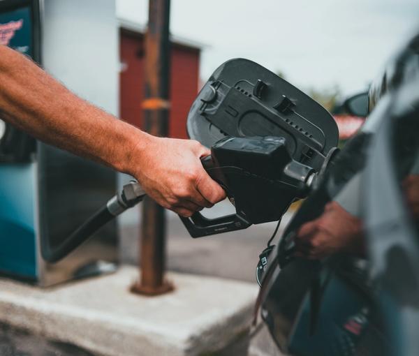 مسؤول بغرفة التجارة الإيرانية: الوضع مشابه لعام 2019 وقد ترفع الحكومة سعر البنزين