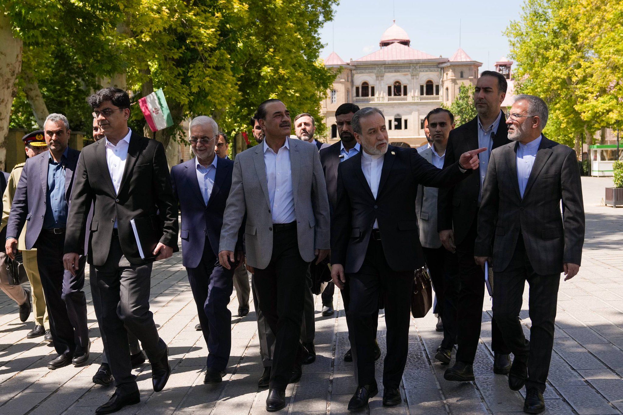 أشارت الولايات المتحدة وباكستان إلى إحراز تقدم في المحادثات مع إيران، لكن تحقيق انفراجة لا يزال غير مؤكد.