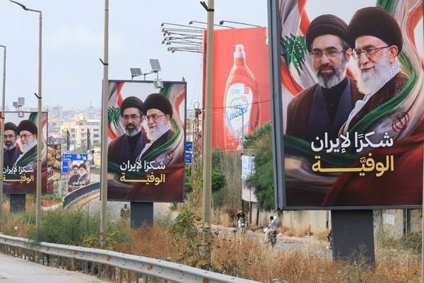 تنفيذًا للقوانين.. وزير الداخلية اللبناني: إزالة صور خامنئي من طريق مطار بيروت خلال يومين