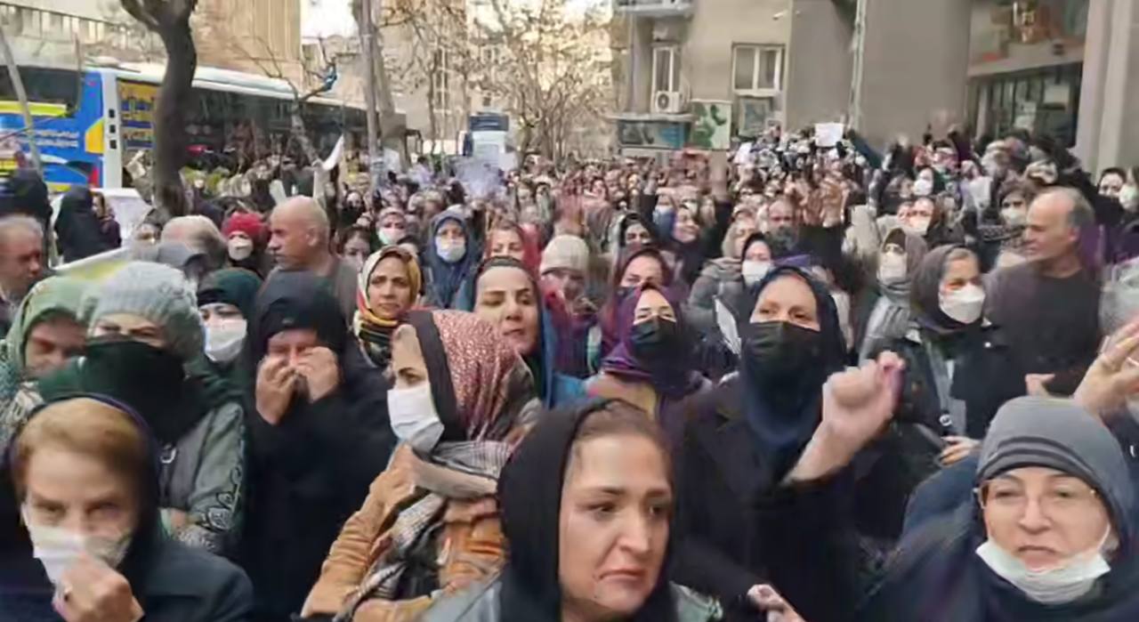 تجمعات للمعلمين المتقاعدين في إيران احتجاجا على عدم دفع مكافآت نهاية الخدمة 