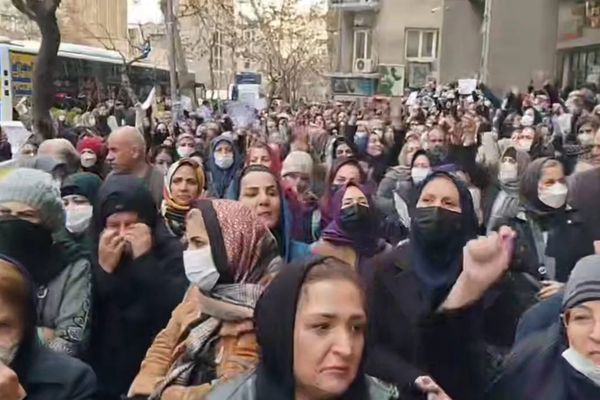 تجمعات للمعلمين المتقاعدين في إيران احتجاجا على عدم دفع مكافآت نهاية الخدمة