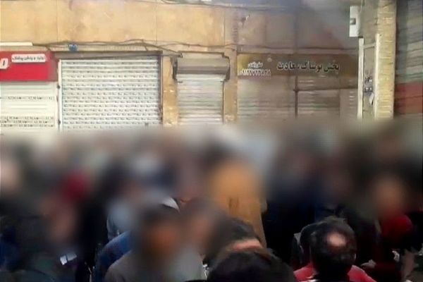 إحياءً لذكرى احتجاجات نوفمبر.. إضراب وتجمعات في عشرات المدن والجامعات الإيرانية