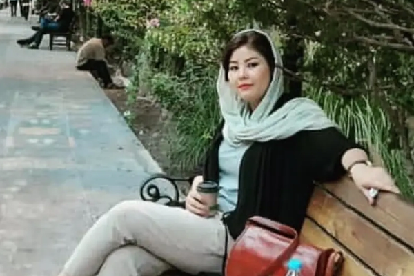 رغم إقامتها القانونية.. ترحيل باحثة أفغانية من إيران لعدم التزامها بـ "الحجاب الإجباري"