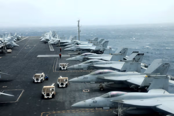 ترامپ: ناوگان عظیمی به سمت ایران در حرکت است و این کشور را از نزدیک رصد میکنم