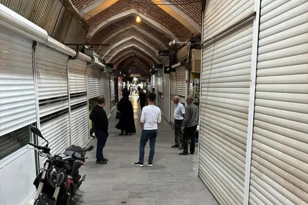 بعد أسابيع من الاحتجاجات والإضرابات المتواصلة.. الحكومة الإيرانية ترضخ لمطالب تجار الذهب