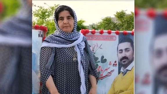 تزامنًا مع ذكرى انتفاضة مهسا أميني.. الأمن الإيراني يقتحم منزل والدة إحدى ضحايا الاحتجاجات