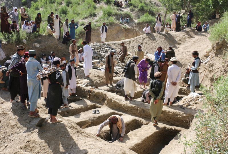 حفر قبر برای قربانیان حمله هوایی پاکستان در ولایت خوست؛ ۲۰ خرداد ۱۴۰۵
