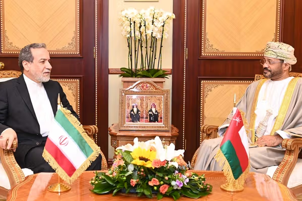 تزامنًا مع رسالة ترامب والهجوم على الحوثيين.. وزير الخارجية الإيراني يزور سلطنة عُمان