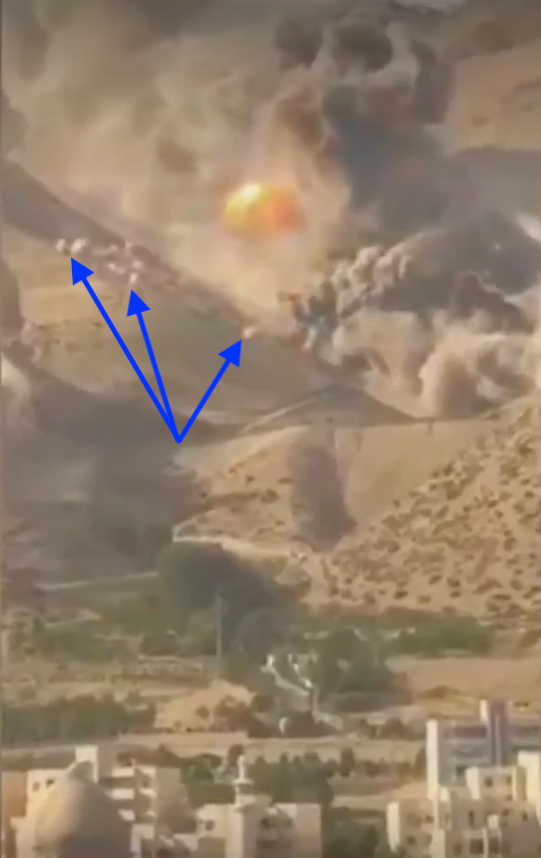 خروج هوا از دریچه‌های نهفته در دل کوه بر اثر موج انفجار