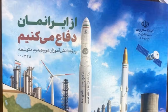 حکومت برای القای «پیروزی در جنگ ۱۲ روزه»، کتابهایی در مدارس توزیع کرد