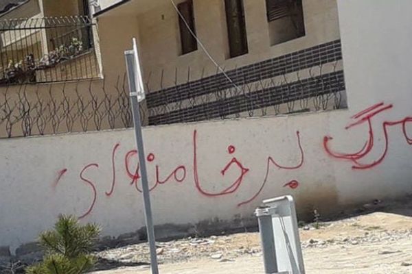 أصوات المعارضة داخل إيران أصبحت أعلى وأكثر جرأة.. وانتقاد خامنئي صار علنيا