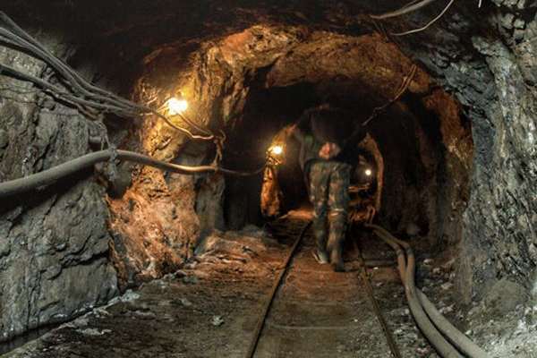 مصرع 6 عمال جراء انفجار في نفق بعمق 700 متر بمنجم شمالي إيران