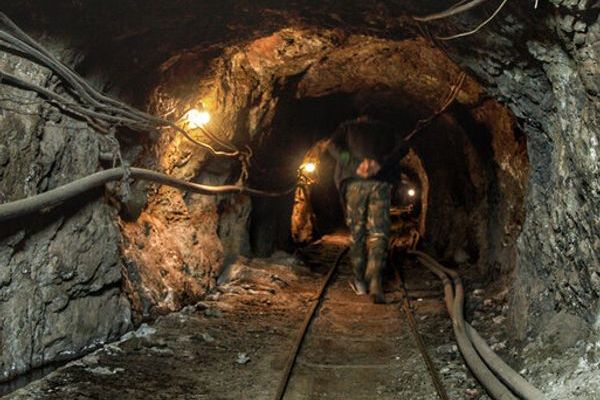 مصرع 6 عمال جراء انفجار في نفق بعمق 700 متر بمنجم شمالي إيران