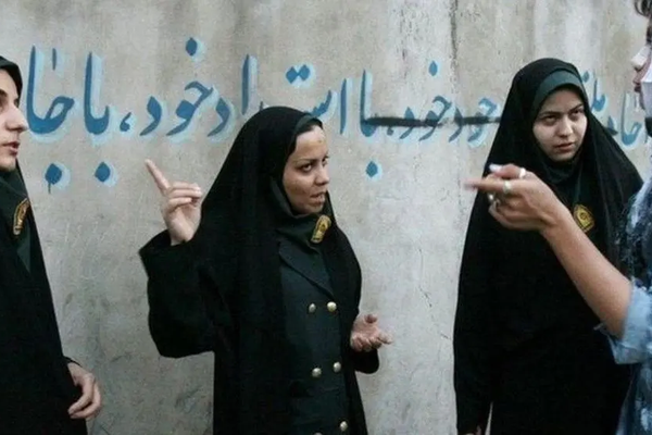 حقوقيون أمميون: قانون "الحجاب الإجباري" قمع حكومي يجب إلغاؤه فورا