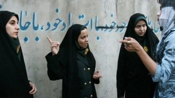 حقوقيون أمميون: قانون "الحجاب الإجباري" قمع حكومي يجب إلغاؤه فورا