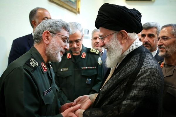 المتشددون في إيران يعبرون "بحذر"عن استيائهم من قائد فيلق القدس عقب سقوط الأسد