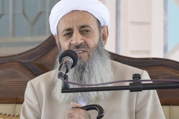 زعيم أهل السنة في إيران يدعو إلى وقف مضايقات النظام ضد النساء