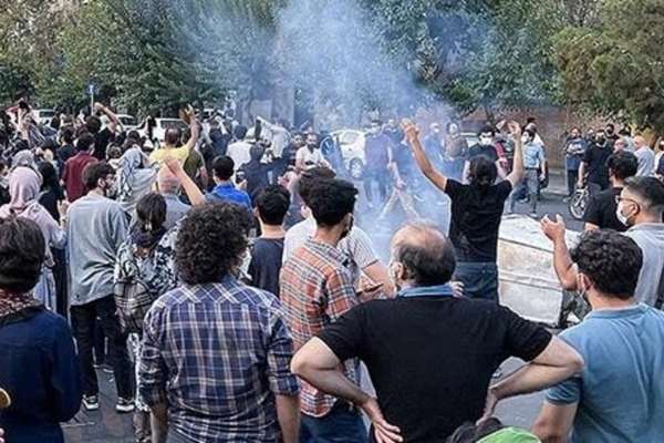 استمرار الاعتقالات والأحكام القاسية بحق المتظاهرين بالتزامن مع تقارير عن القمع في إيران