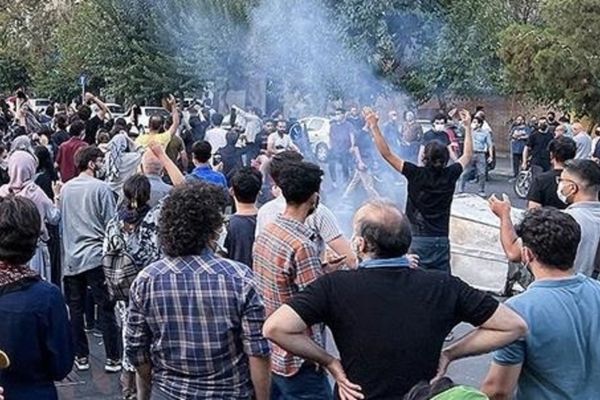 استمرار الاعتقالات والأحكام القاسية بحق المتظاهرين بالتزامن مع تقارير عن القمع في إيران