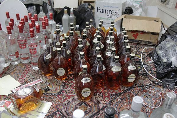 القبض على 3 أشخاص على خلفية وفاة طبيبة وتسمم آخرين لتناولهم "مشروبات كحولية مغشوشة" بإيران