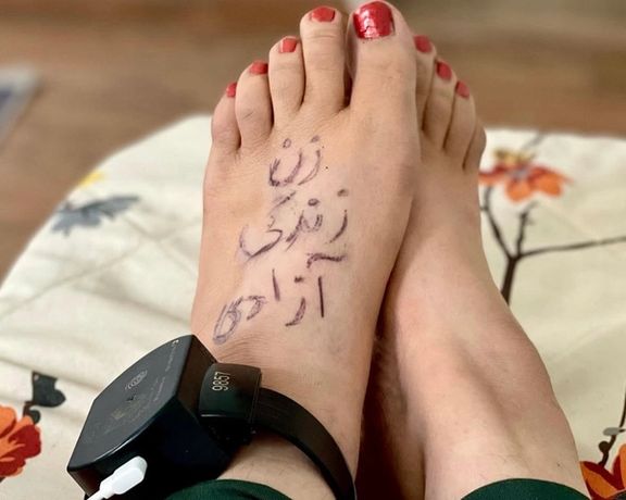 مانیتور مچ پا بر روی یک فعال ایرانی که نوشته است "زن ، آزادی زندگی" - شعار اعتراضات ضد دولت در سال 2022 - روی پای او