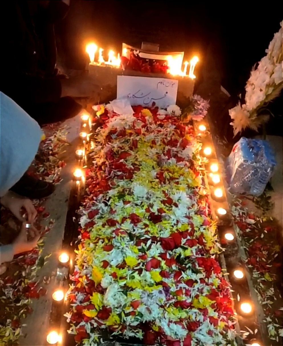 واکنش‌ها به اعدام محسن شکاری؛ راهپیمایی سکوت کرمانشاهی‌ها و فریاد «ایستادگی» بر مزار او