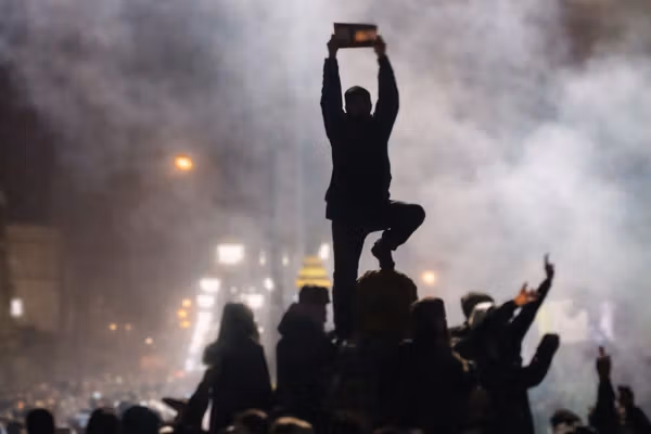 پیام مخاطب: ماموران با یورش شبانه به خانهها در اهواز، معترضان مجروح را بازداشت میکنند