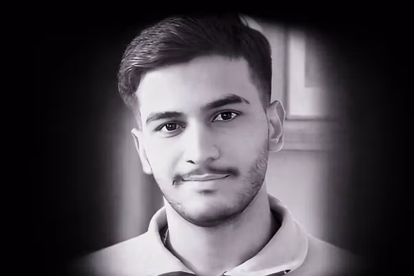 پارسا رحمتی، جوان ۲۰ ساله با گلوله ماموران امنیتی در منطقه فلاح تهران کشته شده است