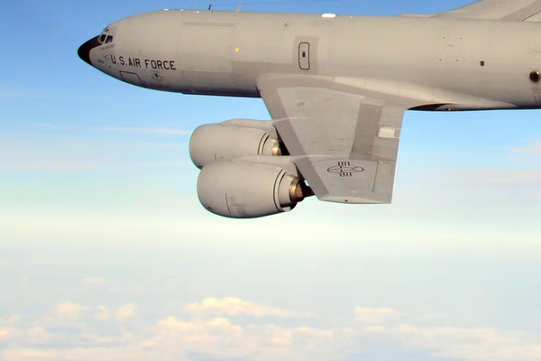 أميركا تنشر طائرات التزود بالوقود في الشرق الأوسط.. وإيران تهدد بالرد إذا تعرضت لهجوم