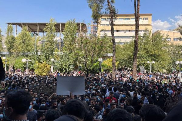طلاب جامعات إيرانية: القتل الوحشي لمهسا أميني رمز لـ44 عامًا من القمع والوحشية