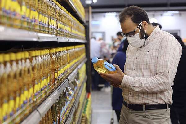 خبرگزاریهای حکومتی:ناتوانی در فروش نفت و مدیریت بازار کالاهای اساسی دلیل افزایش قیمتهاست