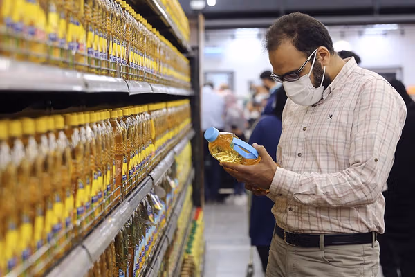 خبرگزاریهای حکومتی:ناتوانی در فروش نفت و مدیریت بازار کالاهای اساسی دلیل افزایش قیمتهاست