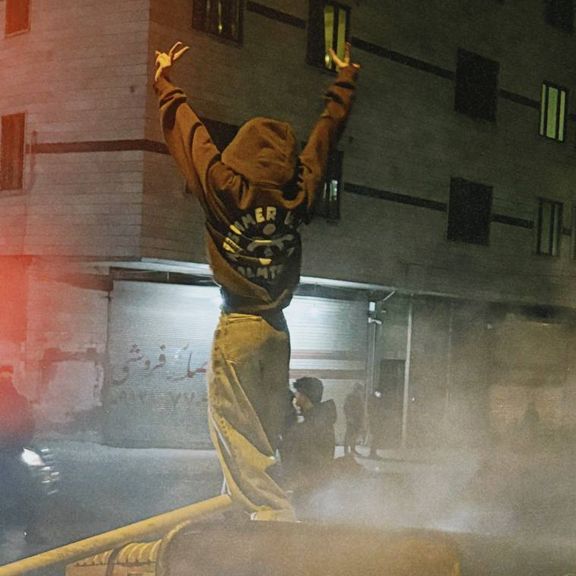 پیام مخاطب: در اصفهان، در هر کوچه یک نفر را بازداشت میکنند