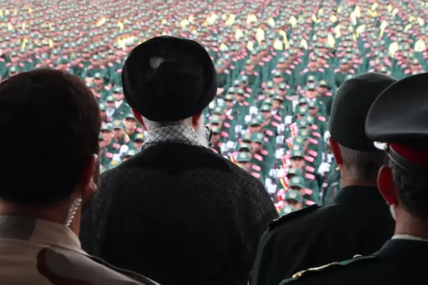 مقامهای حکومت برای دیدار با خامنهای، با چشمبند به مخفیگاه او در اعماق زمین برده میشوند