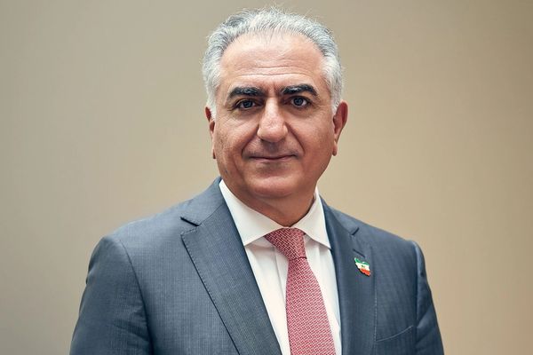 ولي عهد إيران السابق يطالب الشعب بمقاطعة الانتخابات لإنقاذ الشباب من الإعدامات