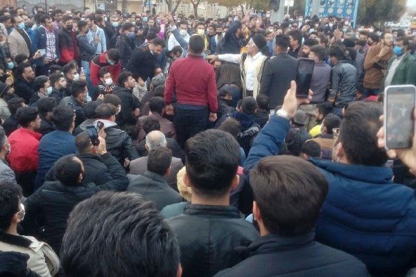 تجمعات احتجاجية في الشوارع رفضا لمشاريع نقل المياه جنوب غربي إيران