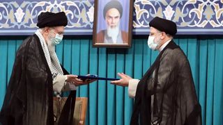 "السقوط القاتل" للرئيس الإيراني وتعزيز فرضية توريث ولاية الفقيه