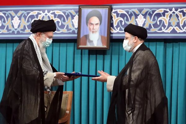 "السقوط القاتل" للرئيس الإيراني وتعزيز فرضية توريث ولاية الفقيه