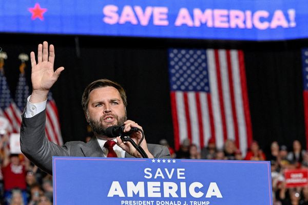 مرشح ترامب لمنصب نائب الرئيس: ينبغي توجيه "لكمة قوية" للنظام الإيراني